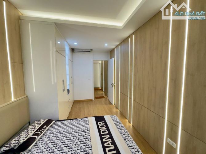 Bán nhà mặt Hồ Tây 6 tầng thang máy 25 tỷ