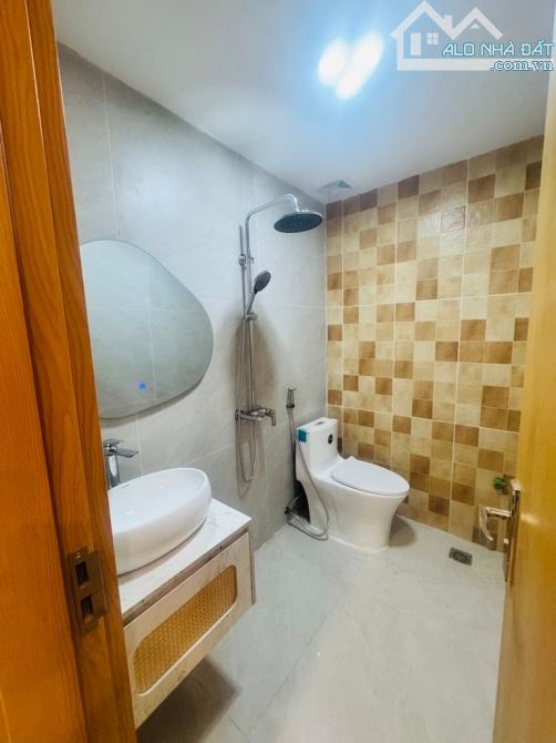 Chính chủ bán nhà phố tây sơn đống đa hà nội .diện tích 40m nhà 6 tầng thang máy xây móng.