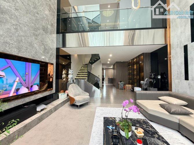 BÁN TÒA TẠI 20 NGUYỄN CÔNG HOAN, BA ĐÌNH. DIỆN TÍCH 98M2, 5T, GIÁ 36 TỶ