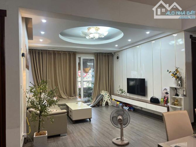 Cháu tôi cần bán gấp căn hộ tại HH2 Dương Đình Nghệ , Dt 102m giá 8 tỷ