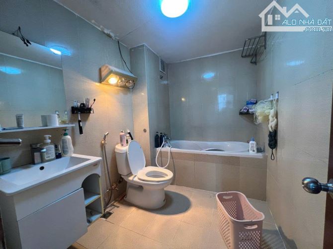 Cháu tôi cần bán gấp căn hộ tại HH2 Dương Đình Nghệ , Dt 102m giá 8 tỷ