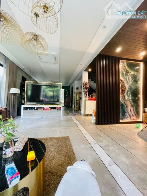 BIỆT THỰ CIPUTRA – THANG MÁY .GARA OTO TVỊ TRÍ VÀNG SANG TRỌNG VÀ ĐẲNG CẤP. NHÀ ĐẸP BỂ BƠ