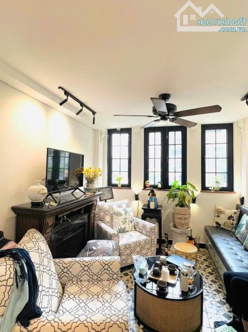 Tập thể mặt phố Thuốc Bắc, Hoàn Kiếm, view phố, sân tiểu cảnh, 70m2 2pn giá 5,45 tỷ