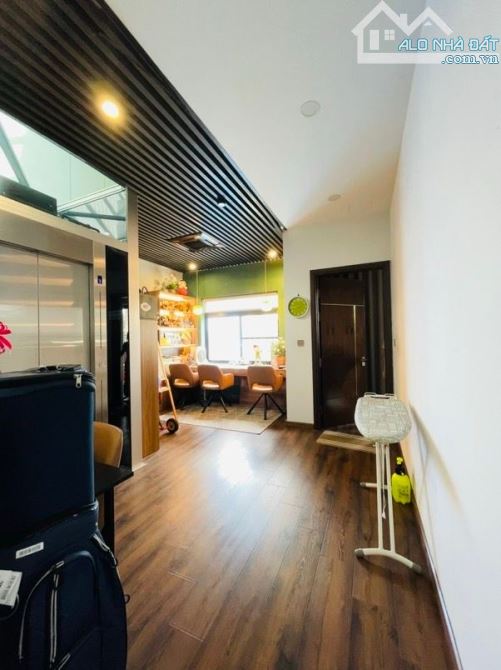 BIỆT THỰ CIPUTRA – THANG MÁY .GARA OTO TVỊ TRÍ VÀNG SANG TRỌNG VÀ ĐẲNG CẤP. NHÀ ĐẸP BỂ BƠ