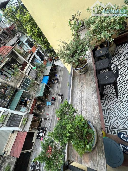 Tập thể mặt phố Thuốc Bắc, Hoàn Kiếm, view phố, sân tiểu cảnh, 70m2 2pn giá 5,45 tỷ