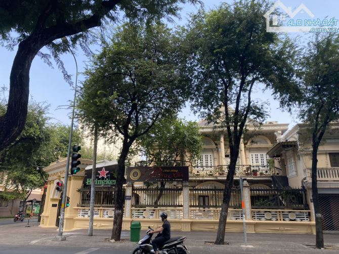 Bán gấp biệt thự 50 Trương Định, Quận 3, dt: 21x45m 2 tầng sân vườn giá bán 490 tỷ TL