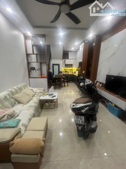 HÀNG KÍN TÔN ĐỨC THẮNG 38M 5 TẦNG, LÔ GÓC, NGÕ THÔNG GẦN PHỐ, 8 TỶ