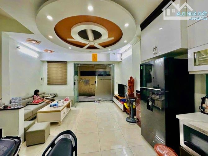MỄ TRÌ HẠ - NHÀ ĐẸP - FULL NỘI THẤT - Ô TÔ ĐỖ CỬA - 42m2 - VỊ TRÍ ĐẸP - CHỈ 12 TỶ - 1