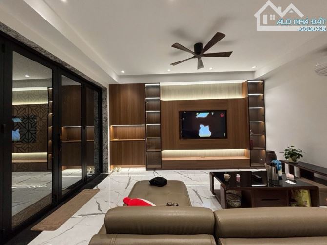 HOÀNG CẦU ĐỐNG ĐA 50m² 5 TẦNG THANG MÁY Ô TÔ QUA CỬA 17TỶ - 2