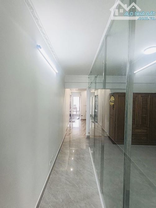 Bán chung cư A6 Giảng Võ, Ba Đình. DT 100m2 2ngủ, wc, 2 thoáng trước sau. Sổ đỏ. 8,x tỷ.