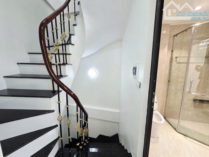 Chính chủ cần bán Rất gấp 30m2 x 5 tầng ngõ 67 Văn Cao giá 7.7 tỷ. Cực gấp!