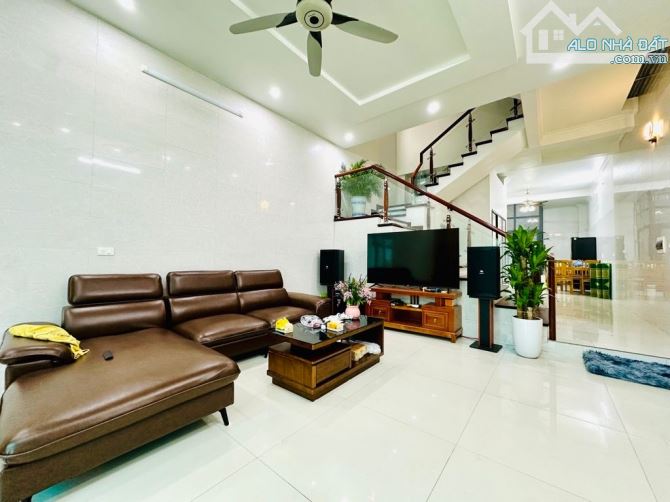 🔥🔥 SIÊU PHẨM KIÊU KỴ -3 TẦNG  FULL NỘI THẤT Ở NGAY - MẶT NGÕ Ô TÔ THÔNG - TRUNG TÂM KIÊU