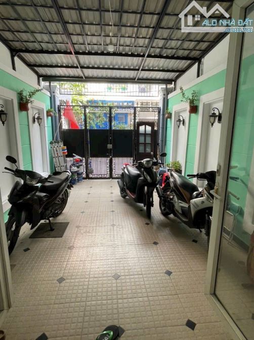 Bán nhà Phú Nhuận-Hẻm ô tô-Giáp Q1-Sát MT Thích Quảng Đức-P4-78m2-4x20-4tầng-5PN - 2