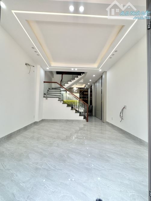 Nhà 5 tầng 40m2 mới tinh tđc Xi Măng Sở Dầu Hồng Bàng chỉ 4,85 tỷ đường 11m ô tô đỗ