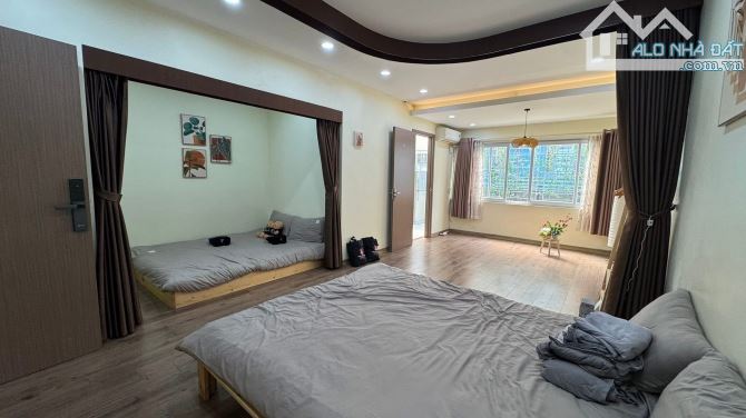 Tập thể phố Lê Thánh Tông - ban công thoáng sáng - đi bộ 2 phút ra Nhà Hát Lớn