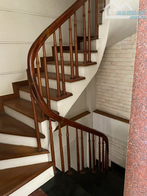 Bán MP Đào Tấn Ba Đình 40mx7T thang máy 37 tỷ cho thuê 50tr/th vỉa hè đá bóng kd sầm uất