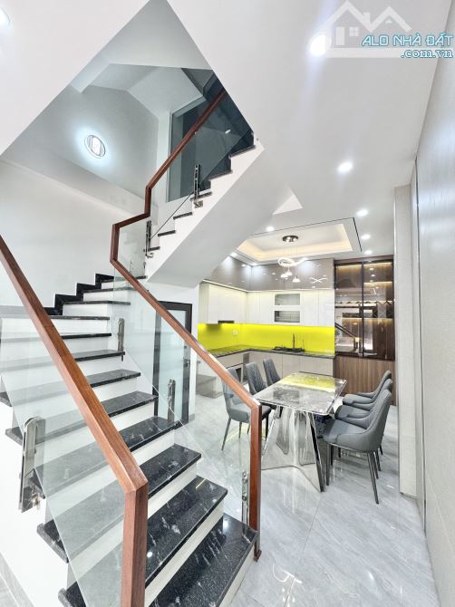 Nhà 5 tầng 40m2 mới tinh tđc Xi Măng Sở Dầu Hồng Bàng chỉ 4,85 tỷ đường 11m ô tô đỗ - 1