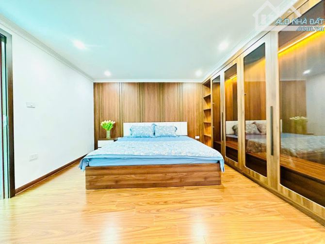 Bán nhà mặt tiền khủng phố cầu giấy 45m2 2 mặt thoáng ngõ siêu rộng