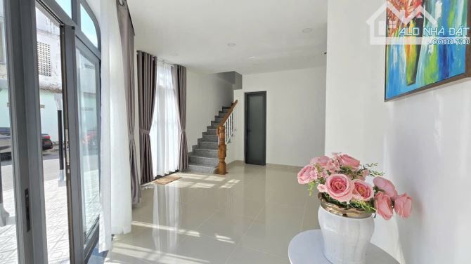 Bán nhà góc 4 tầng góc đường Âu Cơ và Lê Chân , Phường Tân Tiến , Nha Trang. Giá 9 Tỷ - 2