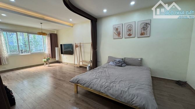 Tập thể phố Lê Thánh Tông - ban công thoáng sáng - đi bộ 2 phút ra Nhà Hát Lớn