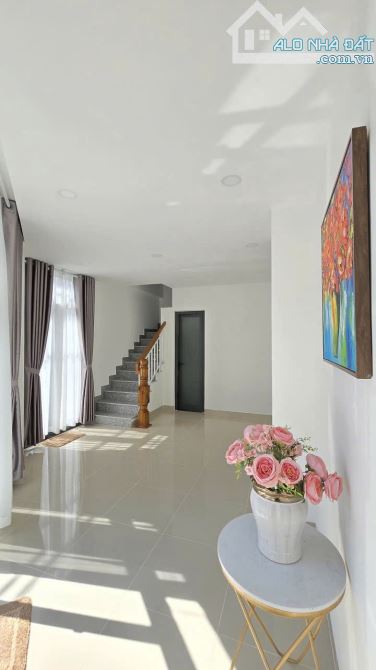 Bán nhà góc 4 tầng góc đường Âu Cơ và Lê Chân , Phường Tân Tiến , Nha Trang. Giá 9 Tỷ - 3