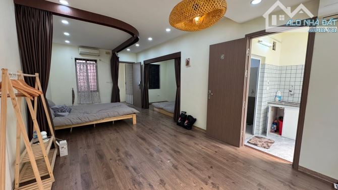 Tập thể phố Lê Thánh Tông - ban công thoáng sáng - đi bộ 2 phút ra Nhà Hát Lớn