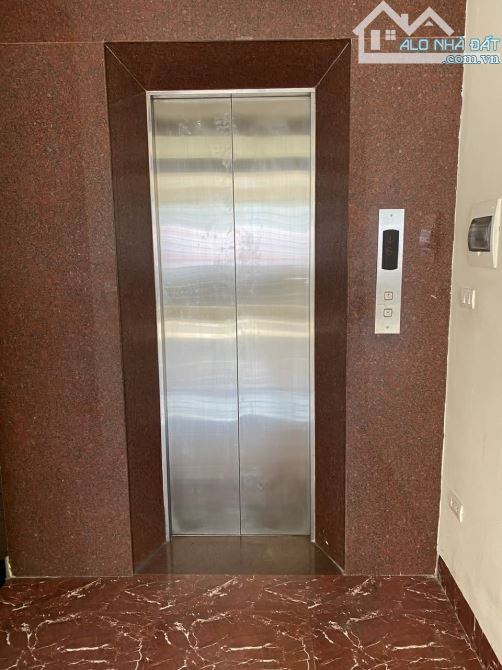 Bán MP Đào Tấn Ba Đình 40mx7T thang máy 37 tỷ cho thuê 50tr/th vỉa hè đá bóng kd sầm uất