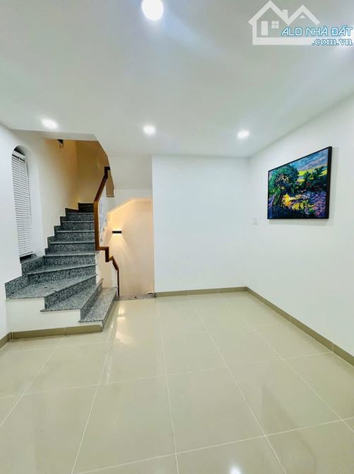 Bán nhà góc 4 tầng góc đường Âu Cơ và Lê Chân , Phường Tân Tiến , Nha Trang. Giá 9 Tỷ - 4