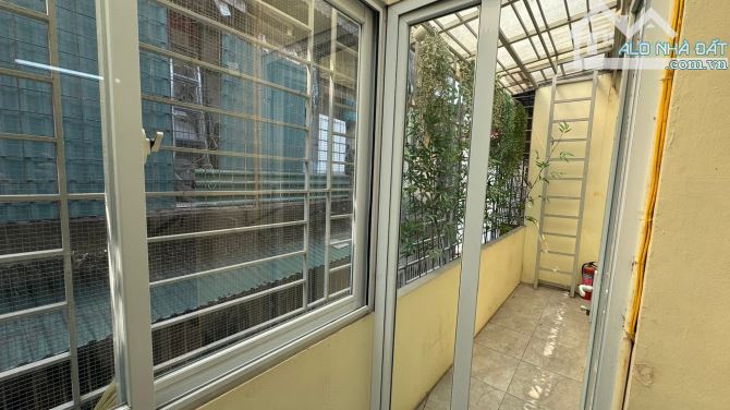 Tập thể phố Lê Thánh Tông - ban công thoáng sáng - đi bộ 2 phút ra Nhà Hát Lớn