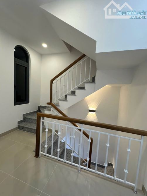 Bán nhà góc 4 tầng góc đường Âu Cơ và Lê Chân , Phường Tân Tiến , Nha Trang. Giá 9 Tỷ - 5