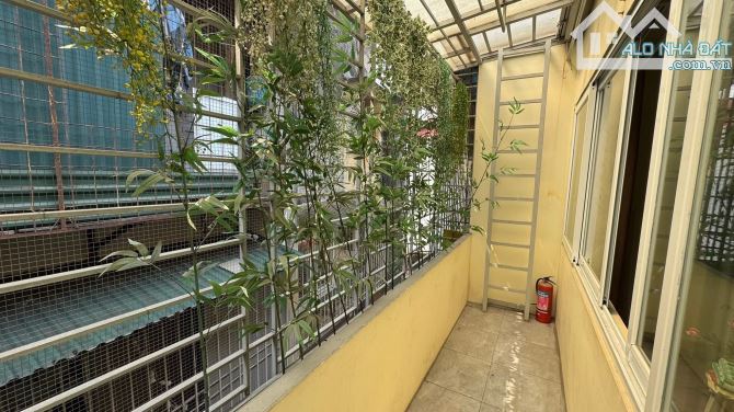 Tập thể phố Lê Thánh Tông - ban công thoáng sáng - đi bộ 2 phút ra Nhà Hát Lớn