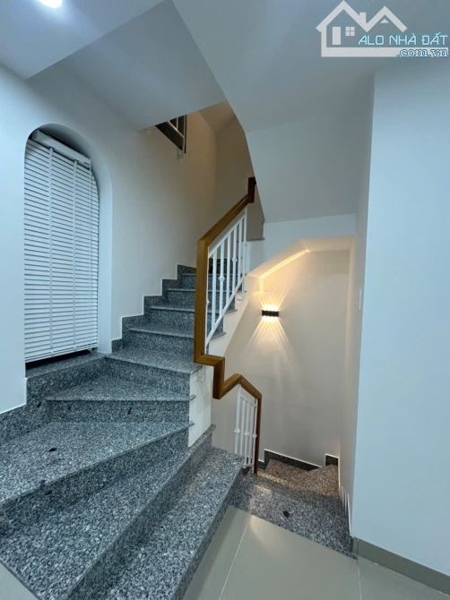 Bán nhà góc 4 tầng góc đường Âu Cơ và Lê Chân , Phường Tân Tiến , Nha Trang. Giá 9 Tỷ - 6