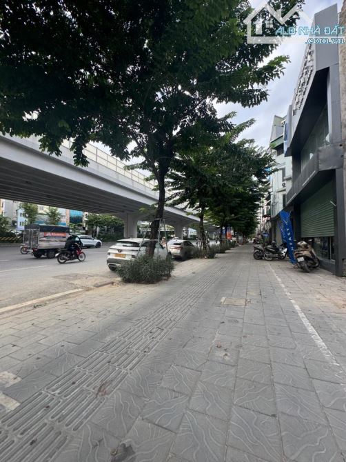 BÁN GẤP TÒA VĂN PHÒNG LÔ GÓC MẶT ĐƯỜNG PHẠM VĂN ĐỒNG, KINH DOANG 120TR/ THÁNG, GIÁ 70 TỶ