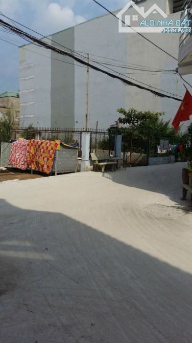 200 m2 đất  Nhà bè hẻm 6 m. DT  7*29 chỉ hơn 30 tr/ m2.