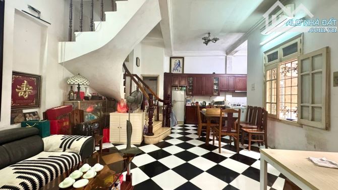 Phố Lý Nam Đế - mặt tiền bề thế - sát mặt phố - 2 thoáng vĩnh viễn - ô tô tránh