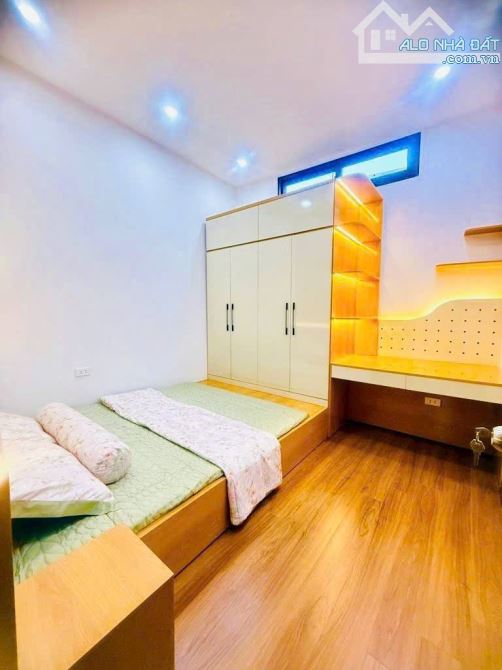 Chỉ 9,3 tỷ có nhà 36m2x5T, 5 ngủ, Phố La Thành, Ngọc Khánh- Làng xóm Vin Giảng Võ