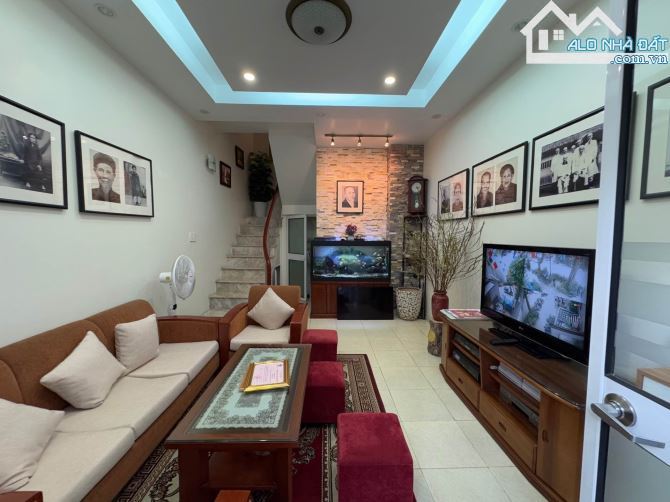 Chính chủ bán nhà mặt phố Lý Đạo Thành, Hoàn Kiếm 30 mét X 6 tầng, ô chờ thang máy 42 tỷ