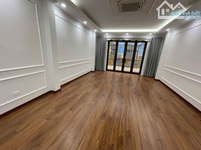 Bán nhà Nguyễn Bá Khoản. DT 35m2, 6 tầng, thông sàn, thang máy. Ngõ oto tránh. Giá 16.5 tỷ