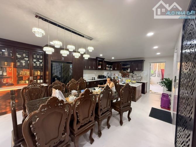 Bán hoặc cho thuê nhà phố 13E Intresco Bình Hưng 🏡Diện tích 7x20= 140m2 , 1 trệt 3 lầu