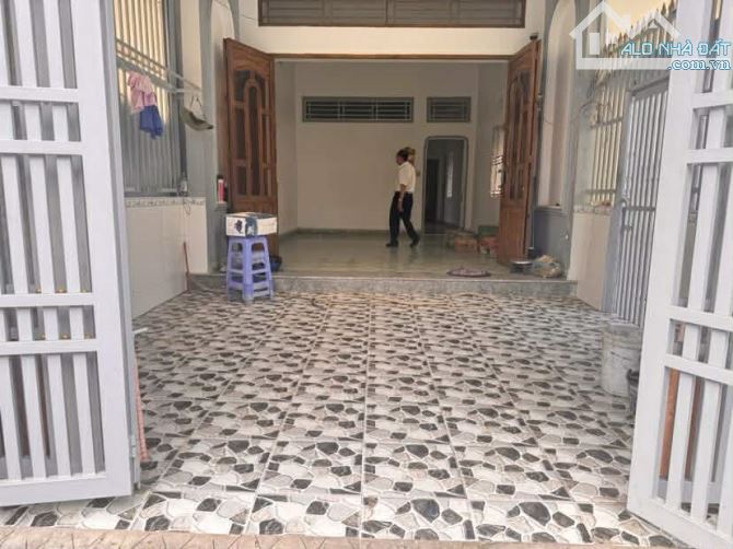 Cho thuê nhà 83 m2 đường Hồ Trung Hành có sân rộng 4 triệu - 10