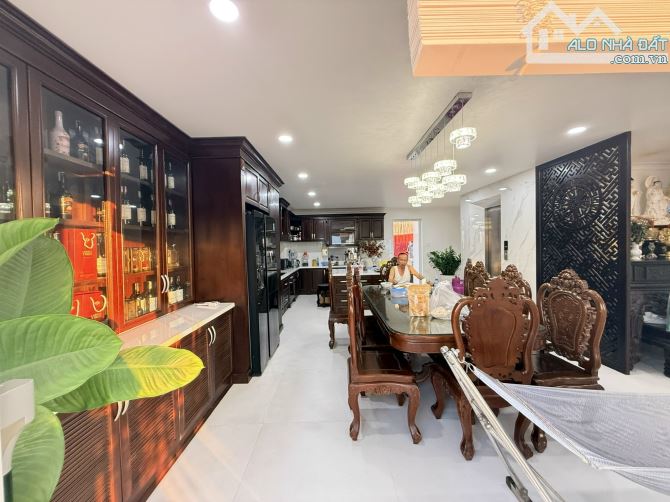 Bán hoặc cho thuê nhà phố 13E Intresco Bình Hưng 🏡Diện tích 7x20= 140m2 , 1 trệt 3 lầu - 11