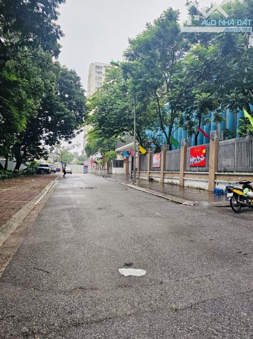 Bán Chung cư Giảng Võ. Diện tích sdung gần 100m2, 2ngủ, 2wc. Thiết kế 2 tầng. Sổ đỏ.