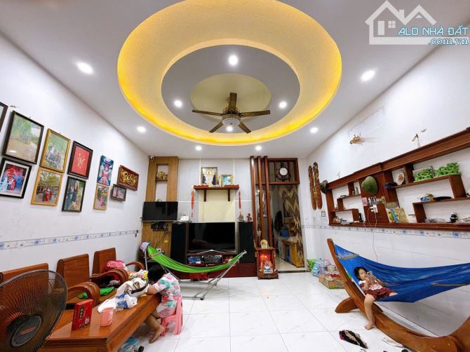 Bán Nhà Hạ giá 300 tr ( 4,5 tỷ còn 4,2 tỷ )  nhà 1 Lầu 1 Trệt mặt tiền chợ số 6  PTân Biê - 1