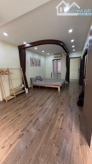 TẬP THỂ LÊ THÁNH TÔNG-VỊ TRÍ ĐỈNH-Ô TÔ ĐÔ-ĐẦY ĐỦ NỘI THÂT-Ở NGAY-NHÀ THOÁNG MÁT AN NINH