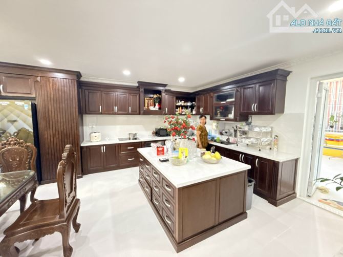 Bán hoặc cho thuê nhà phố 13E Intresco Bình Hưng 🏡Diện tích 7x20= 140m2 , 1 trệt 3 lầu - 2