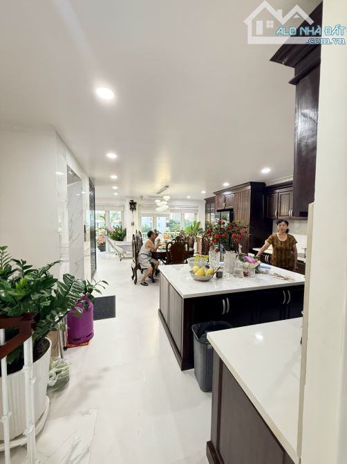 Bán hoặc cho thuê nhà phố 13E Intresco Bình Hưng 🏡Diện tích 7x20= 140m2 , 1 trệt 3 lầu - 5