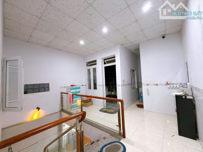 Bán Nhà Hạ giá 300 tr ( 4,5 tỷ còn 4,2 tỷ )  nhà 1 Lầu 1 Trệt mặt tiền chợ số 6  PTân Biê - 7