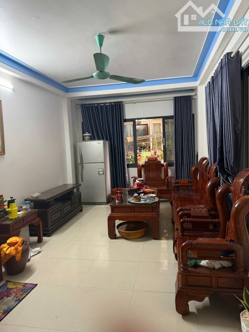 Cho thuê nhà 6 tầng mặt phố Đê La Thành nhỏ hợp làm công ty, văn phòng, cửa hàng,Spa...