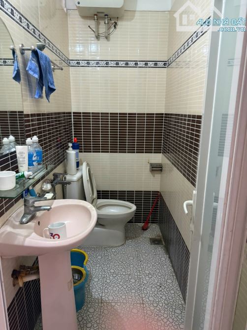 Cho thuê nhà 6 tầng mặt phố Đê La Thành nhỏ hợp làm công ty, văn phòng, cửa hàng,Spa...