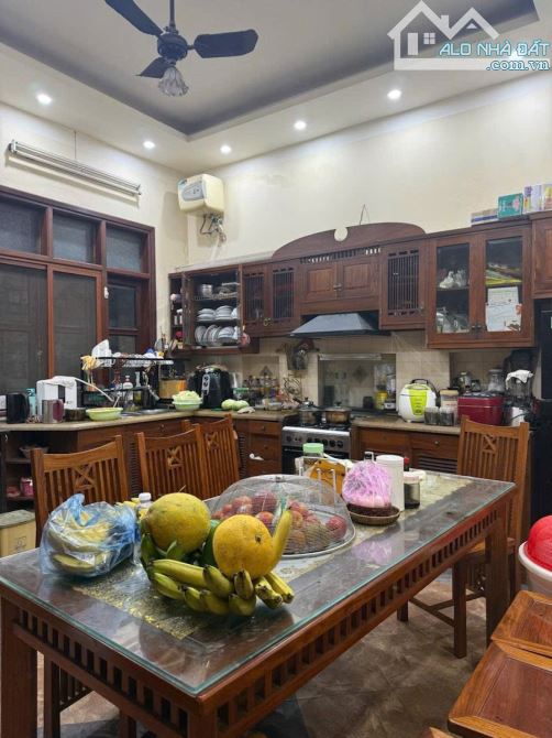 Bán Biệt Thự Cầu Giấy ô tô vào nhà mặt tiền hơn 9m giá 37 tỷ